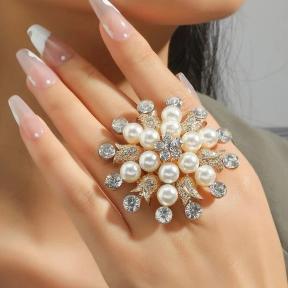 Chic Me Boutique Jewelry - GORGEOUS Round Pearl & Rhinestones Statement Ring